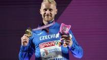 Stát na nejvyšším stupínku? Hrozně lehko se na to zvyká, řekl zlatých Vadlejch po příletu