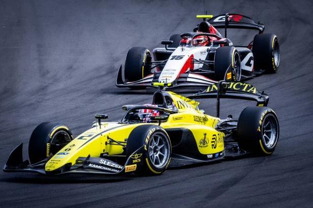 Staňka ve sprintu F2 zastavila kolize, dojel na nebodované pozici