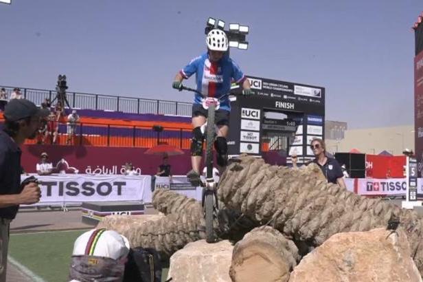 ŽIVĚ: MS v městské cyklistice. Trialistka Hříbková skončila...