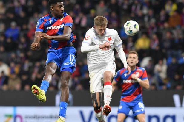Slavia v přestřelce zdolala Plzeň a vede ligu před Spartou. Ta jen remizovala s Teplicemi