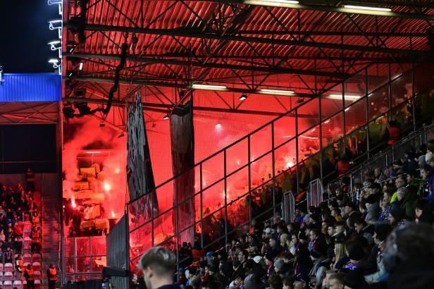 Při výtržnostech fanoušků Slavie v Plzni se zranili dva lidé