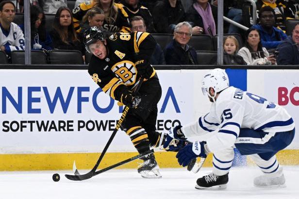 Tříbodový Pastrňák pokořil hranici 400 branek v NHL, Nečas překonal Dostála