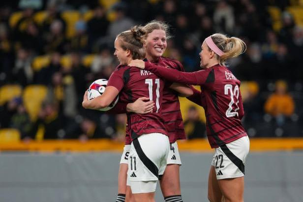 SESTŘIH: Khýrová hattrickem poslala Spartu do jarní části Ev...