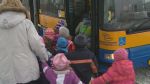 Děti ze školky odvezly speciální autobusy