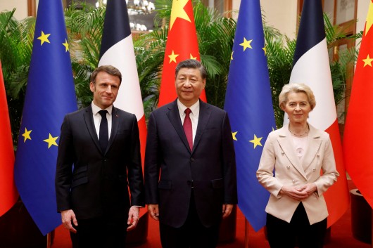 Francouzský prezident Emmanuel Macron, čínský protějšek Si Ťin-pching a předsedkyně Evropské Komise Ursula von der Leyenová při setkání v Pekingu,  Autor: Ludovic Marin,  Zdroj: Reuters