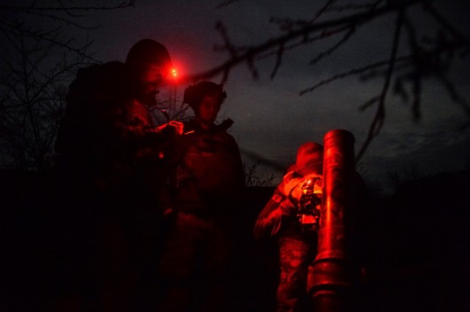 Ukrajinští vojáci se připravují na střelbu z minometu poblíž města Bachmut v Doněcké oblasti Zdroj: Reuters