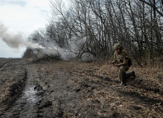 Ukrajinští vojáci pálí ze samohybné houfnice na ruské jednotky poblíž města Bachmut Zdroj: Reuters