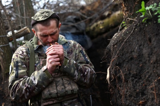 Ukrajinský voják 1. tankové brigády během přestávky v bojích u města Doněck Zdroj: Reuters