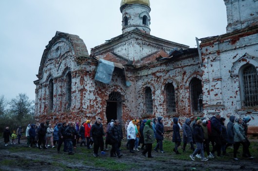 Věřící v obci Lukašivka v Černihivské oblasti se účastní procesí během oslav pravoslavných Velikonoc. Místní kostel těžce poškodilo ruské ostřelování,  Autor: Valentyn Ogirenko,  Zdroj: Reuters