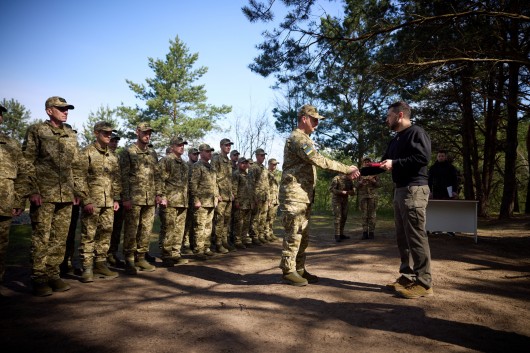 Ukrajinský prezident Volodymyr Zelenskyj navštívil vojáky na hranici s Běloruskem Zdroj: ČTK