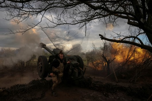 Ukrajinský voják střílí z houfnice D30 na ruskou frontovou linii poblíž Bachmutu