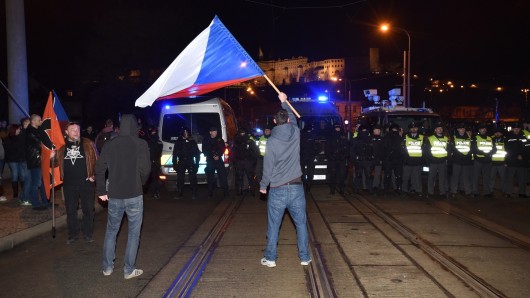 Policie přehradila Mánesův most v Praze, aby oddělila demonstrace příznivců a odpůrců uprchlíků, Autor: Petrášek Radek, Zdroj: ČTK