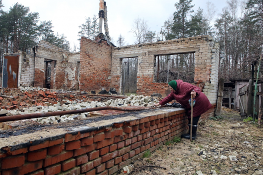 Žena ve vesnici Jahidne sbírá cihly na obnovu. Zdroj: Profimedia