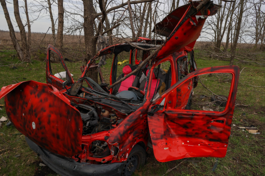 Zničené auto v Charkovské oblasti Zdroj: Profimedia