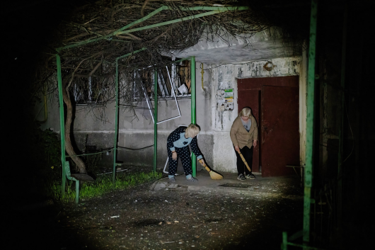 Obyvatelky Slovjansku uklízejí trosky po ruském ostřelování Zdroj: Profimedia