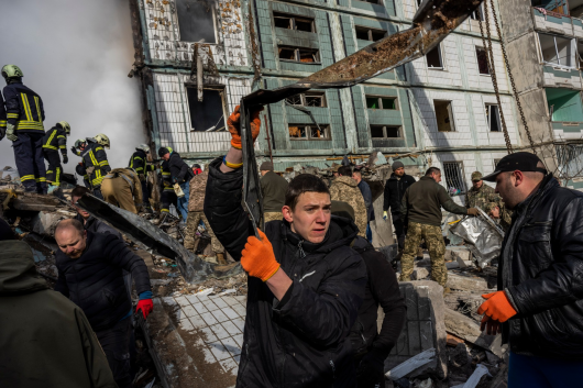 Odklízení trosek po útoku na dům v Umani,  Autor: Bernat Armangue ,  Zdroj: ČTK/AP
